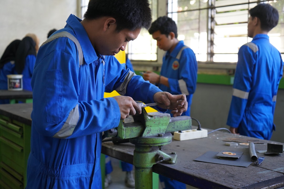 Équipe de techniciens Hrivemead en uniforme